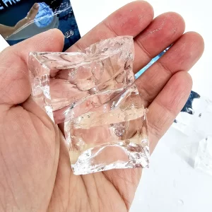 truque de magia de gelo instantâneo da água produzir cubos de gelo reais da tigela vazia perto do milagre visual da magia da rua